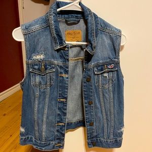 HOLLISTER SLEEVELESS DENIM JACKET